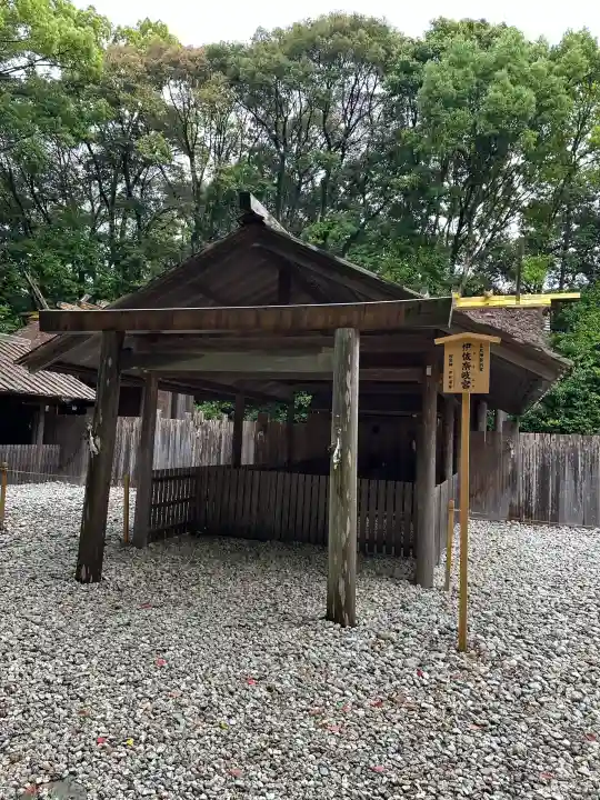 月讀宮(皇大神宮別宮)の{uncategorized: "未分類", other: "その他", undefined: "問題あり", building: "その他建物", grave: "お墓", sacred_gate: "鳥居", guardian: "狛犬", statue: "像", buddha: "仏像", history: "歴史", nature: "自然", garden: "庭園", animal: "動物", pagoda: "塔", temizu: "手水舎", mountain_gate: "山門・神門", sanctuary: "本殿・本堂", subordinate: "末社・摂社", art: "芸術", scenery: "景色", jizo: "地蔵", ema: "絵馬", goshuin: "御朱印", omikuji: "おみくじ", items: "授与品その他", amulet: "お守り", goshuincho: "御朱印帳", eats: "食事", festival: "お祭り", votive_dance: "神楽", shichigosan: "七五三参", wedding: "結婚式", experience: "体験その他", initially: "初詣", around: "周辺", anti_infection: "感染症対策"}