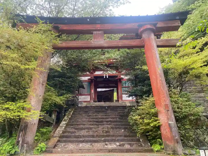 吉野水分神社(吉野町)の{uncategorized: "未分類", other: "その他", undefined: "問題あり", building: "その他建物", grave: "お墓", sacred_gate: "鳥居", guardian: "狛犬", statue: "像", buddha: "仏像", history: "歴史", nature: "自然", garden: "庭園", animal: "動物", pagoda: "塔", temizu: "手水舎", mountain_gate: "山門・神門", sanctuary: "本殿・本堂", subordinate: "末社・摂社", art: "芸術", scenery: "景色", jizo: "地蔵", ema: "絵馬", goshuin: "御朱印", omikuji: "おみくじ", items: "授与品その他", amulet: "お守り", goshuincho: "御朱印帳", eats: "食事", festival: "お祭り", votive_dance: "神楽", shichigosan: "七五三参", wedding: "結婚式", experience: "体験その他", initially: "初詣", around: "周辺", anti_infection: "感染症対策"}