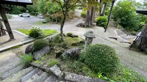 佐羽根山地蔵堂の庭園