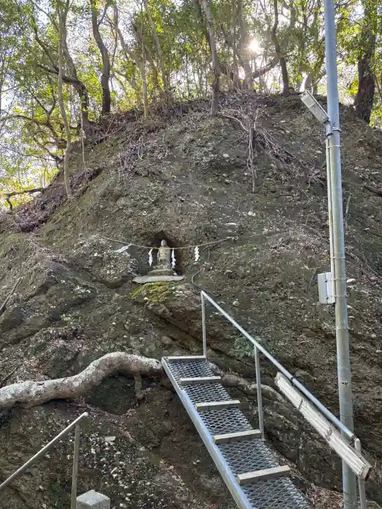 小笠神社の{uncategorized: "未分類", other: "その他", undefined: "問題あり", building: "その他建物", grave: "お墓", sacred_gate: "鳥居", guardian: "狛犬", statue: "像", buddha: "仏像", history: "歴史", nature: "自然", garden: "庭園", animal: "動物", pagoda: "塔", temizu: "手水舎", mountain_gate: "山門・神門", sanctuary: "本殿・本堂", subordinate: "末社・摂社", art: "芸術", scenery: "景色", jizo: "地蔵", ema: "絵馬", goshuin: "御朱印", omikuji: "おみくじ", items: "授与品その他", amulet: "お守り", goshuincho: "御朱印帳", eats: "食事", festival: "お祭り", votive_dance: "神楽", shichigosan: "七五三参", wedding: "結婚式", experience: "体験その他", initially: "初詣", around: "周辺", anti_infection: "感染症対策"}
