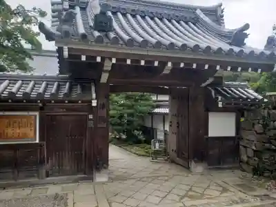 律院の山門・神門