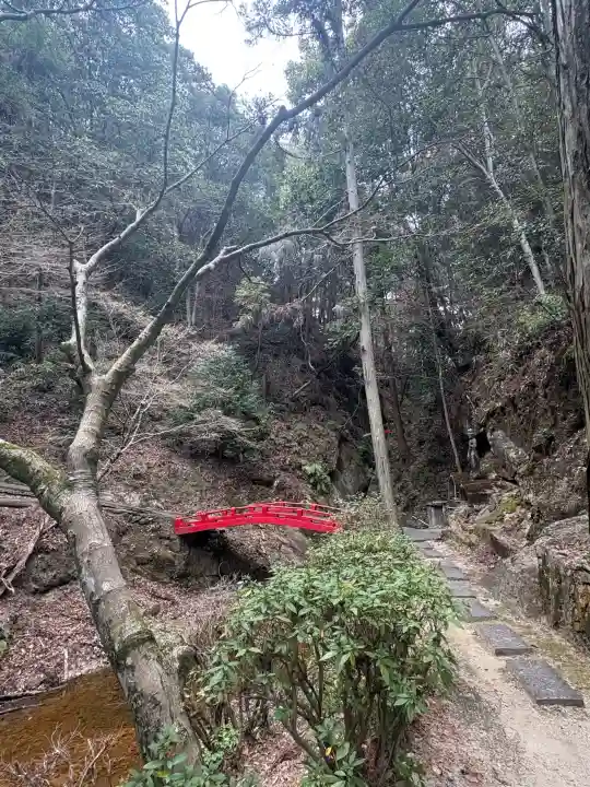 一の滝寺の{uncategorized: "未分類", other: "その他", undefined: "問題あり", building: "その他建物", grave: "お墓", sacred_gate: "鳥居", guardian: "狛犬", statue: "像", buddha: "仏像", history: "歴史", nature: "自然", garden: "庭園", animal: "動物", pagoda: "塔", temizu: "手水舎", mountain_gate: "山門・神門", sanctuary: "本殿・本堂", subordinate: "末社・摂社", art: "芸術", scenery: "景色", jizo: "地蔵", ema: "絵馬", goshuin: "御朱印", omikuji: "おみくじ", items: "授与品その他", amulet: "お守り", goshuincho: "御朱印帳", eats: "食事", festival: "お祭り", votive_dance: "神楽", shichigosan: "七五三参", wedding: "結婚式", experience: "体験その他", initially: "初詣", around: "周辺", anti_infection: "感染症対策"}
