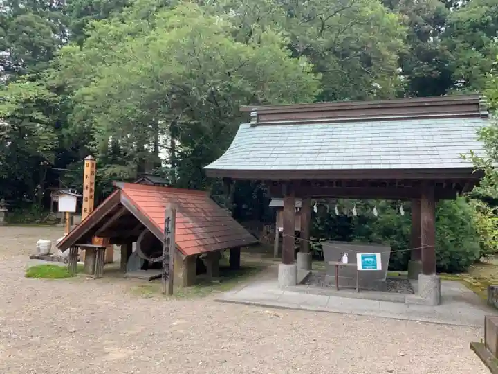 都萬神社の手水舎