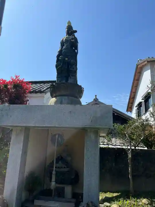 観音寺の{uncategorized: "未分類", other: "その他", undefined: "問題あり", building: "その他建物", grave: "お墓", sacred_gate: "鳥居", guardian: "狛犬", statue: "像", buddha: "仏像", history: "歴史", nature: "自然", garden: "庭園", animal: "動物", pagoda: "塔", temizu: "手水舎", mountain_gate: "山門・神門", sanctuary: "本殿・本堂", subordinate: "末社・摂社", art: "芸術", scenery: "景色", jizo: "地蔵", ema: "絵馬", goshuin: "御朱印", omikuji: "おみくじ", items: "授与品その他", amulet: "お守り", goshuincho: "御朱印帳", eats: "食事", festival: "お祭り", votive_dance: "神楽", shichigosan: "七五三参", wedding: "結婚式", experience: "体験その他", initially: "初詣", around: "周辺", anti_infection: "感染症対策"}