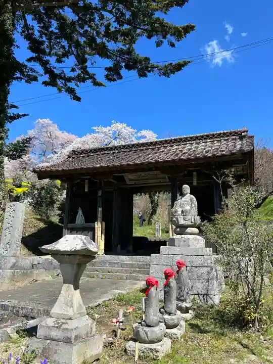 曹洞宗 永松山 龍泉寺の{uncategorized: "未分類", other: "その他", undefined: "問題あり", building: "その他建物", grave: "お墓", sacred_gate: "鳥居", guardian: "狛犬", statue: "像", buddha: "仏像", history: "歴史", nature: "自然", garden: "庭園", animal: "動物", pagoda: "塔", temizu: "手水舎", mountain_gate: "山門・神門", sanctuary: "本殿・本堂", subordinate: "末社・摂社", art: "芸術", scenery: "景色", jizo: "地蔵", ema: "絵馬", goshuin: "御朱印", omikuji: "おみくじ", items: "授与品その他", amulet: "お守り", goshuincho: "御朱印帳", eats: "食事", festival: "お祭り", votive_dance: "神楽", shichigosan: "七五三参", wedding: "結婚式", experience: "体験その他", initially: "初詣", around: "周辺", anti_infection: "感染症対策"}