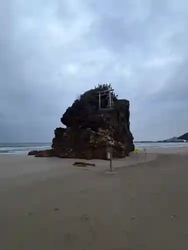 稲佐の浜　弁天島の{uncategorized: "未分類", other: "その他", undefined: "問題あり", building: "その他建物", grave: "お墓", sacred_gate: "鳥居", guardian: "狛犬", statue: "像", buddha: "仏像", history: "歴史", nature: "自然", garden: "庭園", animal: "動物", pagoda: "塔", temizu: "手水舎", mountain_gate: "山門・神門", sanctuary: "本殿・本堂", subordinate: "末社・摂社", art: "芸術", scenery: "景色", jizo: "地蔵", ema: "絵馬", goshuin: "御朱印", omikuji: "おみくじ", items: "授与品その他", amulet: "お守り", goshuincho: "御朱印帳", eats: "食事", festival: "お祭り", votive_dance: "神楽", shichigosan: "七五三参", wedding: "結婚式", experience: "体験その他", initially: "初詣", around: "周辺", anti_infection: "感染症対策"}