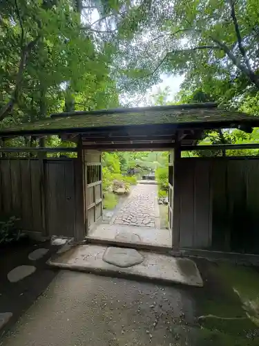 寒川神社の{uncategorized: "未分類", other: "その他", undefined: "問題あり", building: "その他建物", grave: "お墓", sacred_gate: "鳥居", guardian: "狛犬", statue: "像", buddha: "仏像", history: "歴史", nature: "自然", garden: "庭園", animal: "動物", pagoda: "塔", temizu: "手水舎", mountain_gate: "山門・神門", sanctuary: "本殿・本堂", subordinate: "末社・摂社", art: "芸術", scenery: "景色", jizo: "地蔵", ema: "絵馬", goshuin: "御朱印", omikuji: "おみくじ", items: "授与品その他", amulet: "お守り", goshuincho: "御朱印帳", eats: "食事", festival: "お祭り", votive_dance: "神楽", shichigosan: "七五三参", wedding: "結婚式", experience: "体験その他", initially: "初詣", around: "周辺", anti_infection: "感染症対策"}