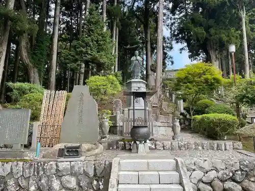 久遠寺の像