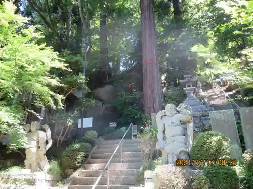 岩角山 岩角寺の像