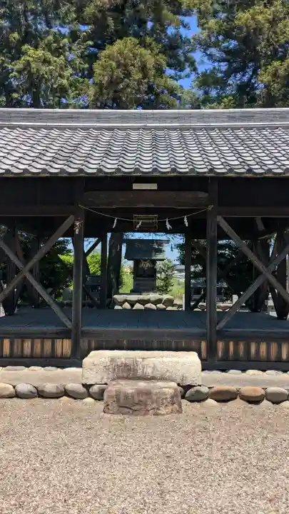 神明神社の{uncategorized: "未分類", other: "その他", undefined: "問題あり", building: "その他建物", grave: "お墓", sacred_gate: "鳥居", guardian: "狛犬", statue: "像", buddha: "仏像", history: "歴史", nature: "自然", garden: "庭園", animal: "動物", pagoda: "塔", temizu: "手水舎", mountain_gate: "山門・神門", sanctuary: "本殿・本堂", subordinate: "末社・摂社", art: "芸術", scenery: "景色", jizo: "地蔵", ema: "絵馬", goshuin: "御朱印", omikuji: "おみくじ", items: "授与品その他", amulet: "お守り", goshuincho: "御朱印帳", eats: "食事", festival: "お祭り", votive_dance: "神楽", shichigosan: "七五三参", wedding: "結婚式", experience: "体験その他", initially: "初詣", around: "周辺", anti_infection: "感染症対策"}