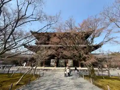 南禅寺の{uncategorized: "未分類", other: "その他", undefined: "問題あり", building: "その他建物", grave: "お墓", sacred_gate: "鳥居", guardian: "狛犬", statue: "像", buddha: "仏像", history: "歴史", nature: "自然", garden: "庭園", animal: "動物", pagoda: "塔", temizu: "手水舎", mountain_gate: "山門・神門", sanctuary: "本殿・本堂", subordinate: "末社・摂社", art: "芸術", scenery: "景色", jizo: "地蔵", ema: "絵馬", goshuin: "御朱印", omikuji: "おみくじ", items: "授与品その他", amulet: "お守り", goshuincho: "御朱印帳", eats: "食事", festival: "お祭り", votive_dance: "神楽", shichigosan: "七五三参", wedding: "結婚式", experience: "体験その他", initially: "初詣", around: "周辺", anti_infection: "感染症対策"}