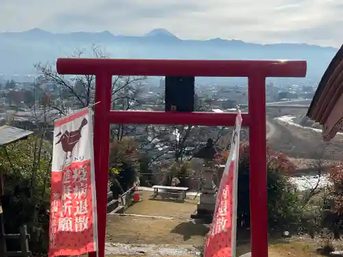 差出磯大嶽山神社 仕事と健康と厄よけの神さまの鳥居