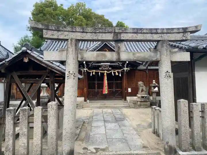 高田大神社の{uncategorized: "未分類", other: "その他", undefined: "問題あり", building: "その他建物", grave: "お墓", sacred_gate: "鳥居", guardian: "狛犬", statue: "像", buddha: "仏像", history: "歴史", nature: "自然", garden: "庭園", animal: "動物", pagoda: "塔", temizu: "手水舎", mountain_gate: "山門・神門", sanctuary: "本殿・本堂", subordinate: "末社・摂社", art: "芸術", scenery: "景色", jizo: "地蔵", ema: "絵馬", goshuin: "御朱印", omikuji: "おみくじ", items: "授与品その他", amulet: "お守り", goshuincho: "御朱印帳", eats: "食事", festival: "お祭り", votive_dance: "神楽", shichigosan: "七五三参", wedding: "結婚式", experience: "体験その他", initially: "初詣", around: "周辺", anti_infection: "感染症対策"}