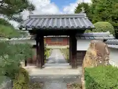 栄春寺の山門