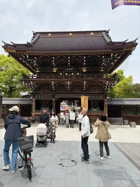 西新井大師総持寺の{uncategorized: "未分類", other: "その他", undefined: "問題あり", building: "その他建物", grave: "お墓", sacred_gate: "鳥居", guardian: "狛犬", statue: "像", buddha: "仏像", history: "歴史", nature: "自然", garden: "庭園", animal: "動物", pagoda: "塔", temizu: "手水舎", mountain_gate: "山門・神門", sanctuary: "本殿・本堂", subordinate: "末社・摂社", art: "芸術", scenery: "景色", jizo: "地蔵", ema: "絵馬", goshuin: "御朱印", omikuji: "おみくじ", items: "授与品その他", amulet: "お守り", goshuincho: "御朱印帳", eats: "食事", festival: "お祭り", votive_dance: "神楽", shichigosan: "七五三参", wedding: "結婚式", experience: "体験その他", initially: "初詣", around: "周辺", anti_infection: "感染症対策"}