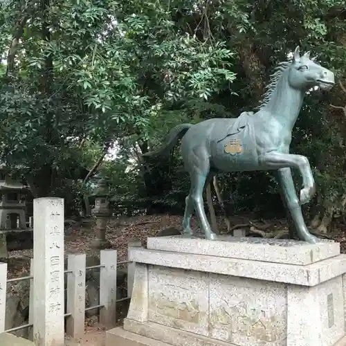 八百富神社の像