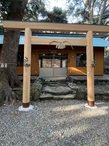 伊射波神社の{uncategorized: "未分類", other: "その他", undefined: "問題あり", building: "その他建物", grave: "お墓", sacred_gate: "鳥居", guardian: "狛犬", statue: "像", buddha: "仏像", history: "歴史", nature: "自然", garden: "庭園", animal: "動物", pagoda: "塔", temizu: "手水舎", mountain_gate: "山門・神門", sanctuary: "本殿・本堂", subordinate: "末社・摂社", art: "芸術", scenery: "景色", jizo: "地蔵", ema: "絵馬", goshuin: "御朱印", omikuji: "おみくじ", items: "授与品その他", amulet: "お守り", goshuincho: "御朱印帳", eats: "食事", festival: "お祭り", votive_dance: "神楽", shichigosan: "七五三参", wedding: "結婚式", experience: "体験その他", initially: "初詣", around: "周辺", anti_infection: "感染症対策"}