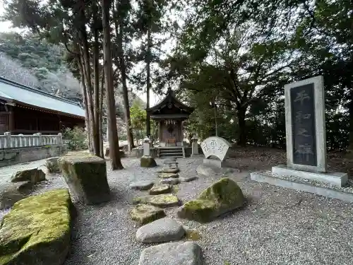 岐阜護國神社の{uncategorized: "未分類", other: "その他", undefined: "問題あり", building: "その他建物", grave: "お墓", sacred_gate: "鳥居", guardian: "狛犬", statue: "像", buddha: "仏像", history: "歴史", nature: "自然", garden: "庭園", animal: "動物", pagoda: "塔", temizu: "手水舎", mountain_gate: "山門・神門", sanctuary: "本殿・本堂", subordinate: "末社・摂社", art: "芸術", scenery: "景色", jizo: "地蔵", ema: "絵馬", goshuin: "御朱印", omikuji: "おみくじ", items: "授与品その他", amulet: "お守り", goshuincho: "御朱印帳", eats: "食事", festival: "お祭り", votive_dance: "神楽", shichigosan: "七五三参", wedding: "結婚式", experience: "体験その他", initially: "初詣", around: "周辺", anti_infection: "感染症対策"}