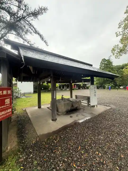 闘鶏神社の{uncategorized: "未分類", other: "その他", undefined: "問題あり", building: "その他建物", grave: "お墓", sacred_gate: "鳥居", guardian: "狛犬", statue: "像", buddha: "仏像", history: "歴史", nature: "自然", garden: "庭園", animal: "動物", pagoda: "塔", temizu: "手水舎", mountain_gate: "山門・神門", sanctuary: "本殿・本堂", subordinate: "末社・摂社", art: "芸術", scenery: "景色", jizo: "地蔵", ema: "絵馬", goshuin: "御朱印", omikuji: "おみくじ", items: "授与品その他", amulet: "お守り", goshuincho: "御朱印帳", eats: "食事", festival: "お祭り", votive_dance: "神楽", shichigosan: "七五三参", wedding: "結婚式", experience: "体験その他", initially: "初詣", around: "周辺", anti_infection: "感染症対策"}