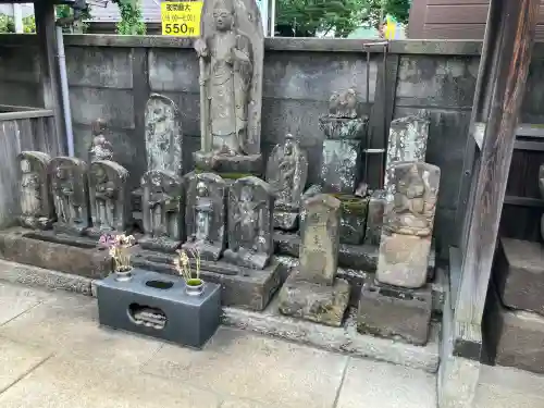 烏山神社の{uncategorized: "未分類", other: "その他", undefined: "問題あり", building: "その他建物", grave: "お墓", sacred_gate: "鳥居", guardian: "狛犬", statue: "像", buddha: "仏像", history: "歴史", nature: "自然", garden: "庭園", animal: "動物", pagoda: "塔", temizu: "手水舎", mountain_gate: "山門・神門", sanctuary: "本殿・本堂", subordinate: "末社・摂社", art: "芸術", scenery: "景色", jizo: "地蔵", ema: "絵馬", goshuin: "御朱印", omikuji: "おみくじ", items: "授与品その他", amulet: "お守り", goshuincho: "御朱印帳", eats: "食事", festival: "お祭り", votive_dance: "神楽", shichigosan: "七五三参", wedding: "結婚式", experience: "体験その他", initially: "初詣", around: "周辺", anti_infection: "感染症対策"}