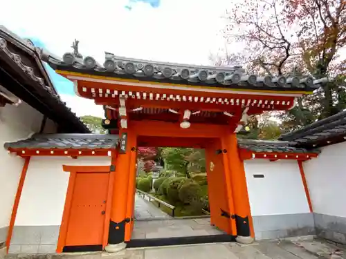 榮攝院（栄摂院）の山門・神門