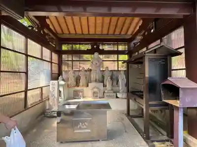 倶利迦羅不動寺山頂本堂の{uncategorized: "未分類", other: "その他", undefined: "問題あり", building: "その他建物", grave: "お墓", sacred_gate: "鳥居", guardian: "狛犬", statue: "像", buddha: "仏像", history: "歴史", nature: "自然", garden: "庭園", animal: "動物", pagoda: "塔", temizu: "手水舎", mountain_gate: "山門・神門", sanctuary: "本殿・本堂", subordinate: "末社・摂社", art: "芸術", scenery: "景色", jizo: "地蔵", ema: "絵馬", goshuin: "御朱印", omikuji: "おみくじ", items: "授与品その他", amulet: "お守り", goshuincho: "御朱印帳", eats: "食事", festival: "お祭り", votive_dance: "神楽", shichigosan: "七五三参", wedding: "結婚式", experience: "体験その他", initially: "初詣", around: "周辺", anti_infection: "感染症対策"}