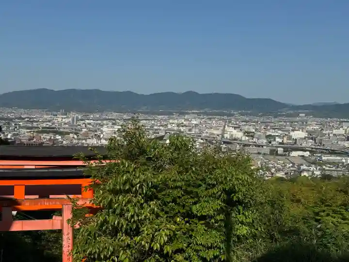 伏見稲荷大社の{uncategorized: "未分類", other: "その他", undefined: "問題あり", building: "その他建物", grave: "お墓", sacred_gate: "鳥居", guardian: "狛犬", statue: "像", buddha: "仏像", history: "歴史", nature: "自然", garden: "庭園", animal: "動物", pagoda: "塔", temizu: "手水舎", mountain_gate: "山門・神門", sanctuary: "本殿・本堂", subordinate: "末社・摂社", art: "芸術", scenery: "景色", jizo: "地蔵", ema: "絵馬", goshuin: "御朱印", omikuji: "おみくじ", items: "授与品その他", amulet: "お守り", goshuincho: "御朱印帳", eats: "食事", festival: "お祭り", votive_dance: "神楽", shichigosan: "七五三参", wedding: "結婚式", experience: "体験その他", initially: "初詣", around: "周辺", anti_infection: "感染症対策"}
