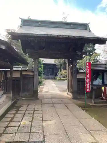 実蔵院の山門