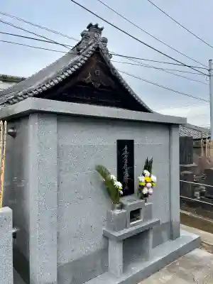 本通寺の{uncategorized: "未分類", other: "その他", undefined: "問題あり", building: "その他建物", grave: "お墓", sacred_gate: "鳥居", guardian: "狛犬", statue: "像", buddha: "仏像", history: "歴史", nature: "自然", garden: "庭園", animal: "動物", pagoda: "塔", temizu: "手水舎", mountain_gate: "山門・神門", sanctuary: "本殿・本堂", subordinate: "末社・摂社", art: "芸術", scenery: "景色", jizo: "地蔵", ema: "絵馬", goshuin: "御朱印", omikuji: "おみくじ", items: "授与品その他", amulet: "お守り", goshuincho: "御朱印帳", eats: "食事", festival: "お祭り", votive_dance: "神楽", shichigosan: "七五三参", wedding: "結婚式", experience: "体験その他", initially: "初詣", around: "周辺", anti_infection: "感染症対策"}