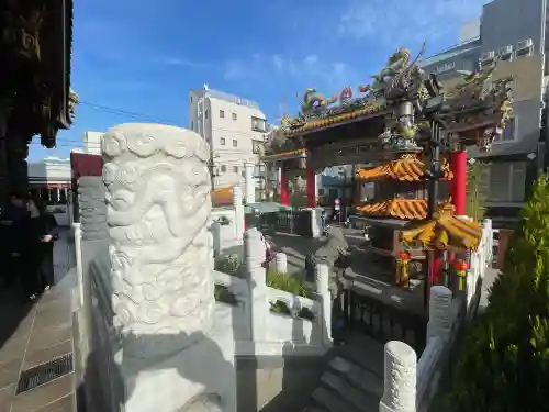 横濱関帝廟の{uncategorized: "未分類", other: "その他", undefined: "問題あり", building: "その他建物", grave: "お墓", sacred_gate: "鳥居", guardian: "狛犬", statue: "像", buddha: "仏像", history: "歴史", nature: "自然", garden: "庭園", animal: "動物", pagoda: "塔", temizu: "手水舎", mountain_gate: "山門・神門", sanctuary: "本殿・本堂", subordinate: "末社・摂社", art: "芸術", scenery: "景色", jizo: "地蔵", ema: "絵馬", goshuin: "御朱印", omikuji: "おみくじ", items: "授与品その他", amulet: "お守り", goshuincho: "御朱印帳", eats: "食事", festival: "お祭り", votive_dance: "神楽", shichigosan: "七五三参", wedding: "結婚式", experience: "体験その他", initially: "初詣", around: "周辺", anti_infection: "感染症対策"}