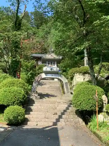 岩角山 岩角寺の山門