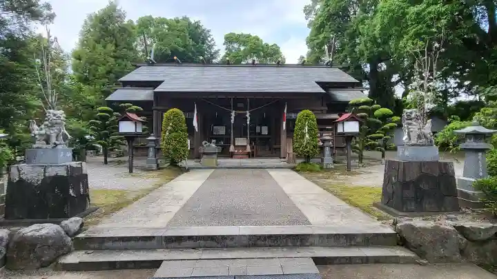 諏訪神社の{uncategorized: "未分類", other: "その他", undefined: "問題あり", building: "その他建物", grave: "お墓", sacred_gate: "鳥居", guardian: "狛犬", statue: "像", buddha: "仏像", history: "歴史", nature: "自然", garden: "庭園", animal: "動物", pagoda: "塔", temizu: "手水舎", mountain_gate: "山門・神門", sanctuary: "本殿・本堂", subordinate: "末社・摂社", art: "芸術", scenery: "景色", jizo: "地蔵", ema: "絵馬", goshuin: "御朱印", omikuji: "おみくじ", items: "授与品その他", amulet: "お守り", goshuincho: "御朱印帳", eats: "食事", festival: "お祭り", votive_dance: "神楽", shichigosan: "七五三参", wedding: "結婚式", experience: "体験その他", initially: "初詣", around: "周辺", anti_infection: "感染症対策"}