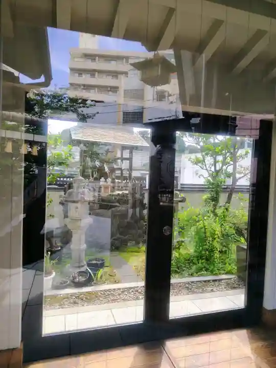 元三島神社の{uncategorized: "未分類", other: "その他", undefined: "問題あり", building: "その他建物", grave: "お墓", sacred_gate: "鳥居", guardian: "狛犬", statue: "像", buddha: "仏像", history: "歴史", nature: "自然", garden: "庭園", animal: "動物", pagoda: "塔", temizu: "手水舎", mountain_gate: "山門・神門", sanctuary: "本殿・本堂", subordinate: "末社・摂社", art: "芸術", scenery: "景色", jizo: "地蔵", ema: "絵馬", goshuin: "御朱印", omikuji: "おみくじ", items: "授与品その他", amulet: "お守り", goshuincho: "御朱印帳", eats: "食事", festival: "お祭り", votive_dance: "神楽", shichigosan: "七五三参", wedding: "結婚式", experience: "体験その他", initially: "初詣", around: "周辺", anti_infection: "感染症対策"}