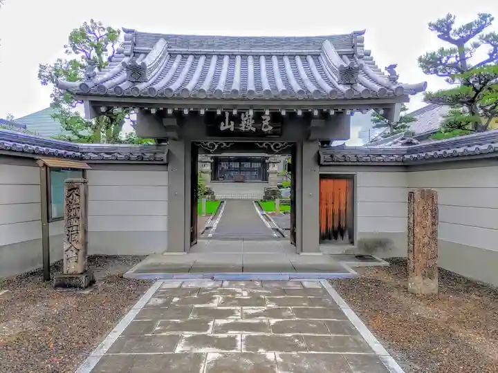観音寺の山門・神門