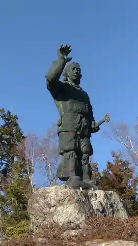 三峯神社の像