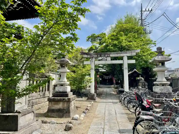 伊奈利神社の{uncategorized: "未分類", other: "その他", undefined: "問題あり", building: "その他建物", grave: "お墓", sacred_gate: "鳥居", guardian: "狛犬", statue: "像", buddha: "仏像", history: "歴史", nature: "自然", garden: "庭園", animal: "動物", pagoda: "塔", temizu: "手水舎", mountain_gate: "山門・神門", sanctuary: "本殿・本堂", subordinate: "末社・摂社", art: "芸術", scenery: "景色", jizo: "地蔵", ema: "絵馬", goshuin: "御朱印", omikuji: "おみくじ", items: "授与品その他", amulet: "お守り", goshuincho: "御朱印帳", eats: "食事", festival: "お祭り", votive_dance: "神楽", shichigosan: "七五三参", wedding: "結婚式", experience: "体験その他", initially: "初詣", around: "周辺", anti_infection: "感染症対策"}