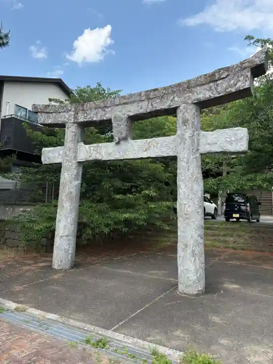 名島神社の{uncategorized: "未分類", other: "その他", undefined: "問題あり", building: "その他建物", grave: "お墓", sacred_gate: "鳥居", guardian: "狛犬", statue: "像", buddha: "仏像", history: "歴史", nature: "自然", garden: "庭園", animal: "動物", pagoda: "塔", temizu: "手水舎", mountain_gate: "山門・神門", sanctuary: "本殿・本堂", subordinate: "末社・摂社", art: "芸術", scenery: "景色", jizo: "地蔵", ema: "絵馬", goshuin: "御朱印", omikuji: "おみくじ", items: "授与品その他", amulet: "お守り", goshuincho: "御朱印帳", eats: "食事", festival: "お祭り", votive_dance: "神楽", shichigosan: "七五三参", wedding: "結婚式", experience: "体験その他", initially: "初詣", around: "周辺", anti_infection: "感染症対策"}