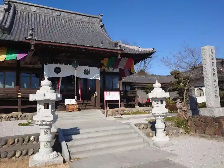 埼玉厄除け開運大師・龍泉寺(切り絵御朱印発祥の寺)の本殿・本堂