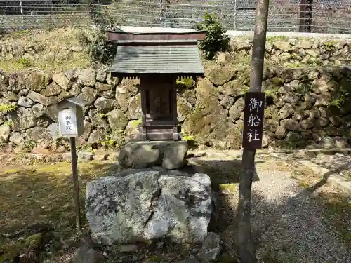月読神社（松尾大社摂社）の{uncategorized: "未分類", other: "その他", undefined: "問題あり", building: "その他建物", grave: "お墓", sacred_gate: "鳥居", guardian: "狛犬", statue: "像", buddha: "仏像", history: "歴史", nature: "自然", garden: "庭園", animal: "動物", pagoda: "塔", temizu: "手水舎", mountain_gate: "山門・神門", sanctuary: "本殿・本堂", subordinate: "末社・摂社", art: "芸術", scenery: "景色", jizo: "地蔵", ema: "絵馬", goshuin: "御朱印", omikuji: "おみくじ", items: "授与品その他", amulet: "お守り", goshuincho: "御朱印帳", eats: "食事", festival: "お祭り", votive_dance: "神楽", shichigosan: "七五三参", wedding: "結婚式", experience: "体験その他", initially: "初詣", around: "周辺", anti_infection: "感染症対策"}