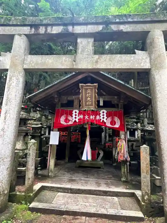 伏見稲荷大社 御膳谷奉拝所の{uncategorized: "未分類", other: "その他", undefined: "問題あり", building: "その他建物", grave: "お墓", sacred_gate: "鳥居", guardian: "狛犬", statue: "像", buddha: "仏像", history: "歴史", nature: "自然", garden: "庭園", animal: "動物", pagoda: "塔", temizu: "手水舎", mountain_gate: "山門・神門", sanctuary: "本殿・本堂", subordinate: "末社・摂社", art: "芸術", scenery: "景色", jizo: "地蔵", ema: "絵馬", goshuin: "御朱印", omikuji: "おみくじ", items: "授与品その他", amulet: "お守り", goshuincho: "御朱印帳", eats: "食事", festival: "お祭り", votive_dance: "神楽", shichigosan: "七五三参", wedding: "結婚式", experience: "体験その他", initially: "初詣", around: "周辺", anti_infection: "感染症対策"}