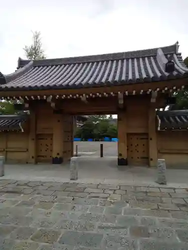 西新井大師総持寺の山門