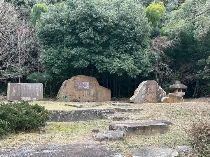 岐阜護國神社の{uncategorized: "未分類", other: "その他", undefined: "問題あり", building: "その他建物", grave: "お墓", sacred_gate: "鳥居", guardian: "狛犬", statue: "像", buddha: "仏像", history: "歴史", nature: "自然", garden: "庭園", animal: "動物", pagoda: "塔", temizu: "手水舎", mountain_gate: "山門・神門", sanctuary: "本殿・本堂", subordinate: "末社・摂社", art: "芸術", scenery: "景色", jizo: "地蔵", ema: "絵馬", goshuin: "御朱印", omikuji: "おみくじ", items: "授与品その他", amulet: "お守り", goshuincho: "御朱印帳", eats: "食事", festival: "お祭り", votive_dance: "神楽", shichigosan: "七五三参", wedding: "結婚式", experience: "体験その他", initially: "初詣", around: "周辺", anti_infection: "感染症対策"}