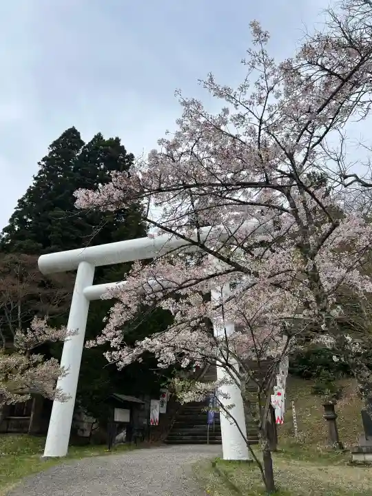 土津神社|こどもと出世の神さまの{uncategorized: "未分類", other: "その他", undefined: "問題あり", building: "その他建物", grave: "お墓", sacred_gate: "鳥居", guardian: "狛犬", statue: "像", buddha: "仏像", history: "歴史", nature: "自然", garden: "庭園", animal: "動物", pagoda: "塔", temizu: "手水舎", mountain_gate: "山門・神門", sanctuary: "本殿・本堂", subordinate: "末社・摂社", art: "芸術", scenery: "景色", jizo: "地蔵", ema: "絵馬", goshuin: "御朱印", omikuji: "おみくじ", items: "授与品その他", amulet: "お守り", goshuincho: "御朱印帳", eats: "食事", festival: "お祭り", votive_dance: "神楽", shichigosan: "七五三参", wedding: "結婚式", experience: "体験その他", initially: "初詣", around: "周辺", anti_infection: "感染症対策"}