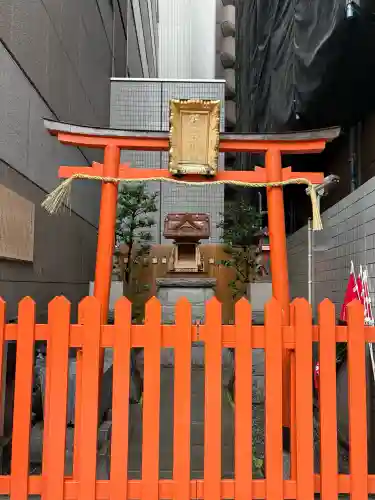 第六天稲荷神社の{uncategorized: "未分類", other: "その他", undefined: "問題あり", building: "その他建物", grave: "お墓", sacred_gate: "鳥居", guardian: "狛犬", statue: "像", buddha: "仏像", history: "歴史", nature: "自然", garden: "庭園", animal: "動物", pagoda: "塔", temizu: "手水舎", mountain_gate: "山門・神門", sanctuary: "本殿・本堂", subordinate: "末社・摂社", art: "芸術", scenery: "景色", jizo: "地蔵", ema: "絵馬", goshuin: "御朱印", omikuji: "おみくじ", items: "授与品その他", amulet: "お守り", goshuincho: "御朱印帳", eats: "食事", festival: "お祭り", votive_dance: "神楽", shichigosan: "七五三参", wedding: "結婚式", experience: "体験その他", initially: "初詣", around: "周辺", anti_infection: "感染症対策"}