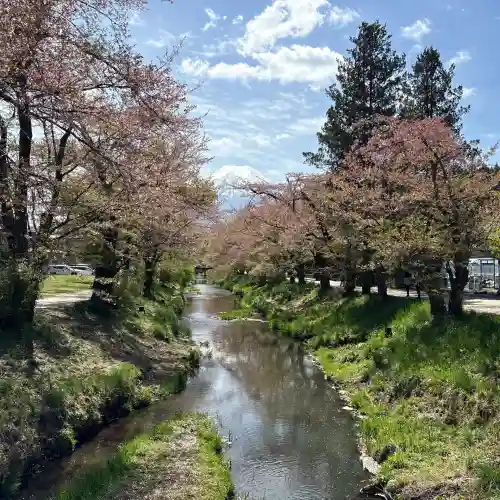 淺間神社（忍野八海）の{uncategorized: "未分類", other: "その他", undefined: "問題あり", building: "その他建物", grave: "お墓", sacred_gate: "鳥居", guardian: "狛犬", statue: "像", buddha: "仏像", history: "歴史", nature: "自然", garden: "庭園", animal: "動物", pagoda: "塔", temizu: "手水舎", mountain_gate: "山門・神門", sanctuary: "本殿・本堂", subordinate: "末社・摂社", art: "芸術", scenery: "景色", jizo: "地蔵", ema: "絵馬", goshuin: "御朱印", omikuji: "おみくじ", items: "授与品その他", amulet: "お守り", goshuincho: "御朱印帳", eats: "食事", festival: "お祭り", votive_dance: "神楽", shichigosan: "七五三参", wedding: "結婚式", experience: "体験その他", initially: "初詣", around: "周辺", anti_infection: "感染症対策"}