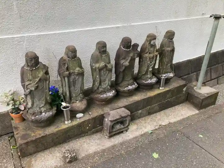 薬王寺の{uncategorized: "未分類", other: "その他", undefined: "問題あり", building: "その他建物", grave: "お墓", sacred_gate: "鳥居", guardian: "狛犬", statue: "像", buddha: "仏像", history: "歴史", nature: "自然", garden: "庭園", animal: "動物", pagoda: "塔", temizu: "手水舎", mountain_gate: "山門・神門", sanctuary: "本殿・本堂", subordinate: "末社・摂社", art: "芸術", scenery: "景色", jizo: "地蔵", ema: "絵馬", goshuin: "御朱印", omikuji: "おみくじ", items: "授与品その他", amulet: "お守り", goshuincho: "御朱印帳", eats: "食事", festival: "お祭り", votive_dance: "神楽", shichigosan: "七五三参", wedding: "結婚式", experience: "体験その他", initially: "初詣", around: "周辺", anti_infection: "感染症対策"}