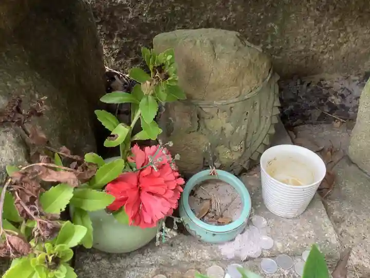 祠、行者像の仏像