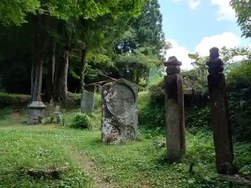 丹生都比売神社の像