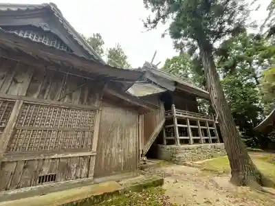 六所神社の{uncategorized: "未分類", other: "その他", undefined: "問題あり", building: "その他建物", grave: "お墓", sacred_gate: "鳥居", guardian: "狛犬", statue: "像", buddha: "仏像", history: "歴史", nature: "自然", garden: "庭園", animal: "動物", pagoda: "塔", temizu: "手水舎", mountain_gate: "山門・神門", sanctuary: "本殿・本堂", subordinate: "末社・摂社", art: "芸術", scenery: "景色", jizo: "地蔵", ema: "絵馬", goshuin: "御朱印", omikuji: "おみくじ", items: "授与品その他", amulet: "お守り", goshuincho: "御朱印帳", eats: "食事", festival: "お祭り", votive_dance: "神楽", shichigosan: "七五三参", wedding: "結婚式", experience: "体験その他", initially: "初詣", around: "周辺", anti_infection: "感染症対策"}