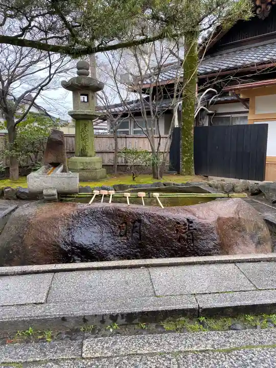 安井金比羅宮の手水舎